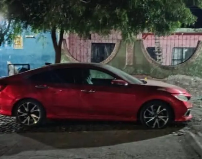 Criminales rafaguean un auto en Apatzingán