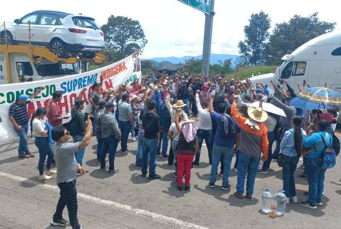 CSIM toma vías carreteras en Michoacán