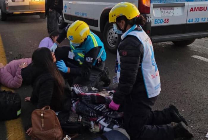 Cuatro lesionados en choque entre dos camionetas