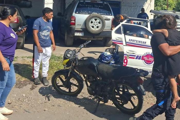 Cuatro lesionados en choque motocicleta y cuatrimoto, en Apatzingán