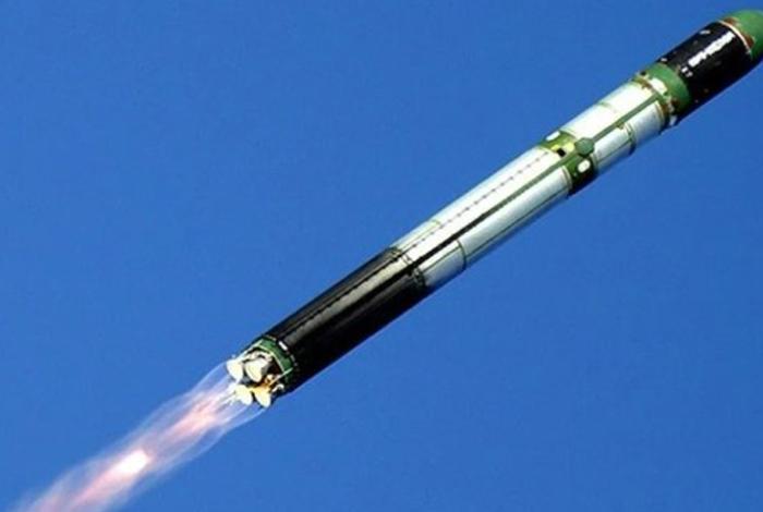 Cuatro mísiles iraníes alcanzaron el portaaviones Abraham Lincoln, según agencia iraní