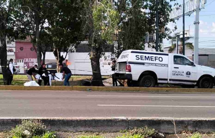 Cuerpo de un hombre es encontrado dentro de una cuneta en estado putrefacto sobre el libramiento de Morelia