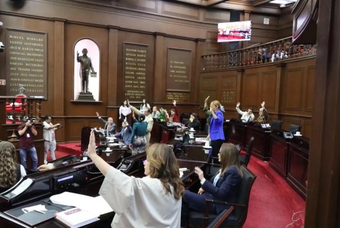 Cuestionan diputados otorgar a Fiscalía de Michoacán condecoración “Suprema Junta Nacional Americana”