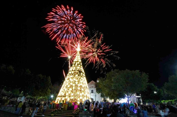 Cuitzeo se llena de magia con encendido de su tradicional árbol de navidad