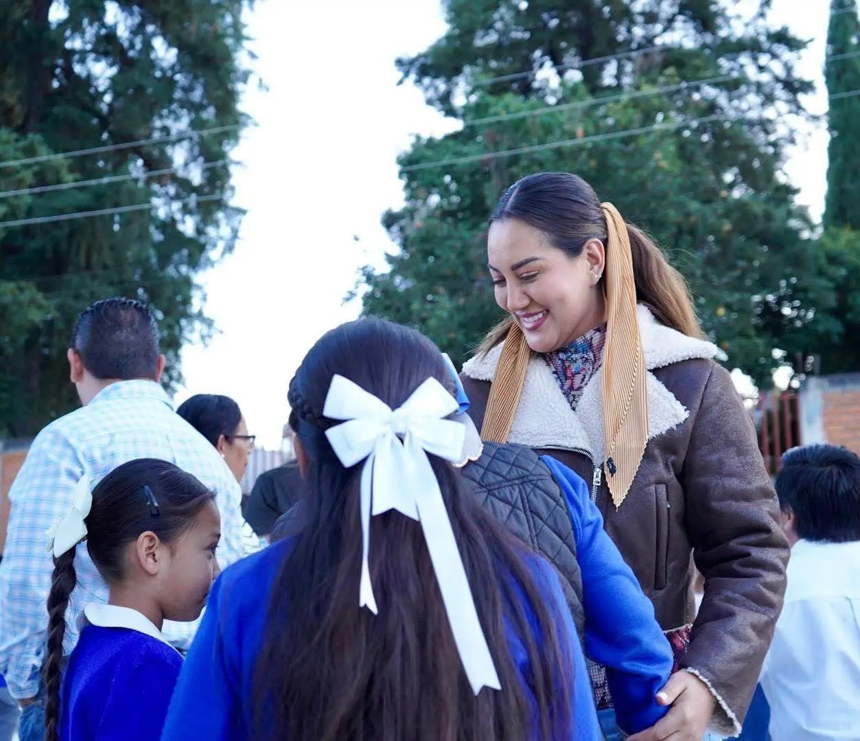Cumple Mónica Valdez compromiso con estudiantes de Buenavista; arranca construcción de techumbre en primaria Benito Juárez