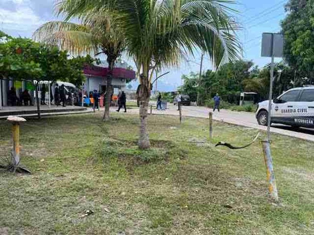 Custodios del Cereso de Lázaro Cárdenas se manifestaron para pedir aumento salarial.