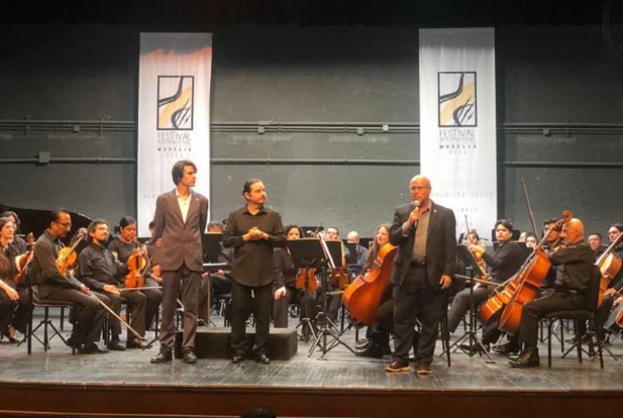 Daniel Salceda y la Orquesta Sinfónica de Michoacán clausuran el Festival Internacional de la Guitarra de Morelia en el Teatro Ocampo