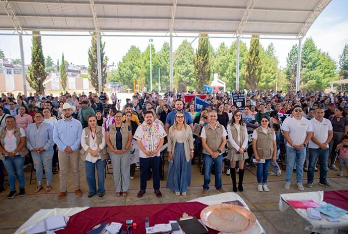 Dayana Pérez acompaña en la entrega de tarjetas del programa La Escuela es Nuestra en Salvador Escalante