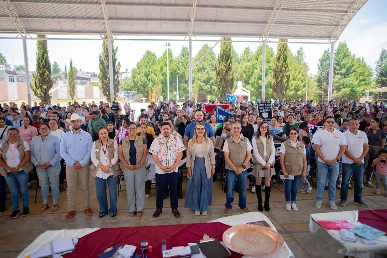 Dayana Pérez acompaña en la entrega de tarjetas del programa La Escuela es Nuestra en Salvador Escalante