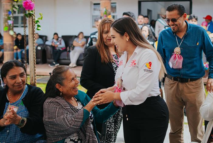 Dayana Pérez celebra a las abuelitas y abuelitos, el corazón de Salvador Escalante