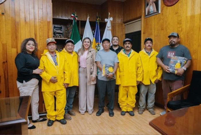 Dayana Pérez fortalece las condiciones laborales del personal de Limpia con entrega de impermeables