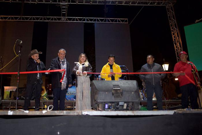 Dayana Pérez Mendoza acompaña y brinda apoyo económico en la celebración de Santa Cecilia en Zirahuén