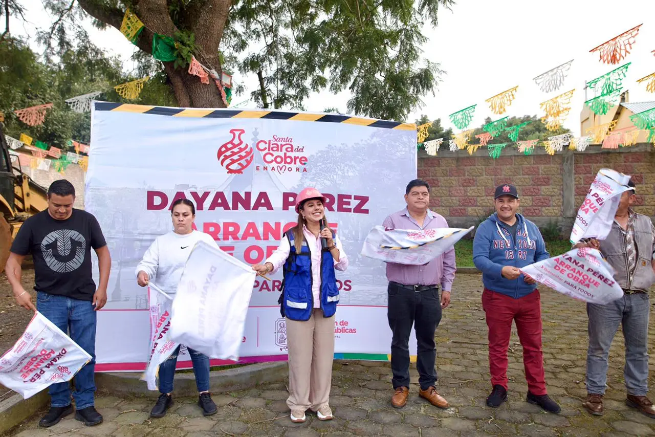 Dayana Pérez Mendoza da arranque a obra de adoquinado en la comunidad de Santa Ana