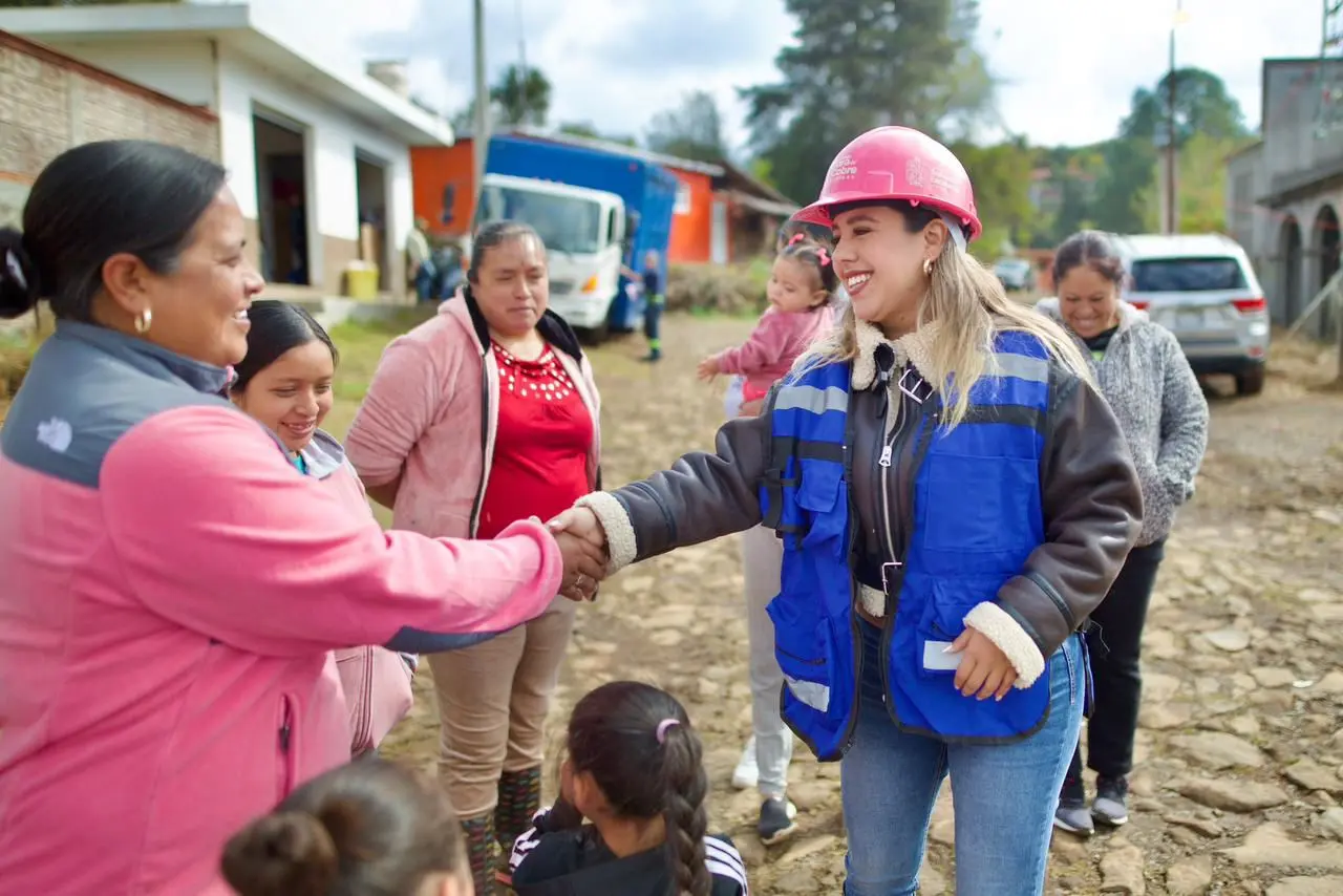Dayana Pérez Mendoza da arranque a obra de empedrado y alumbrado público en Iramuco