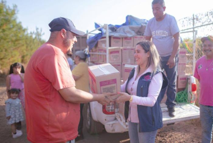 Dayana Pérez Mendoza fortalece apoyo a comunidades con entrega de balastre y despensas en El Romero y El Guayabo