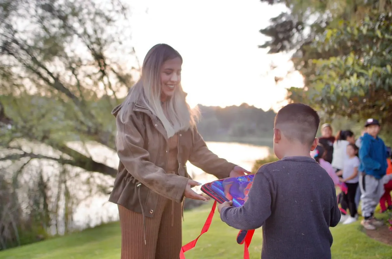 Dayana Pérez Mendoza impulsa la educación en Salvador Escalante con entrega de mochilas en Jujucato