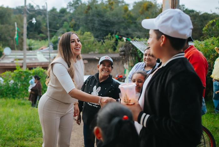 Dayana Pérez Mendoza lleva medicamentos y canasta básica a la comunidad de Agua Verde