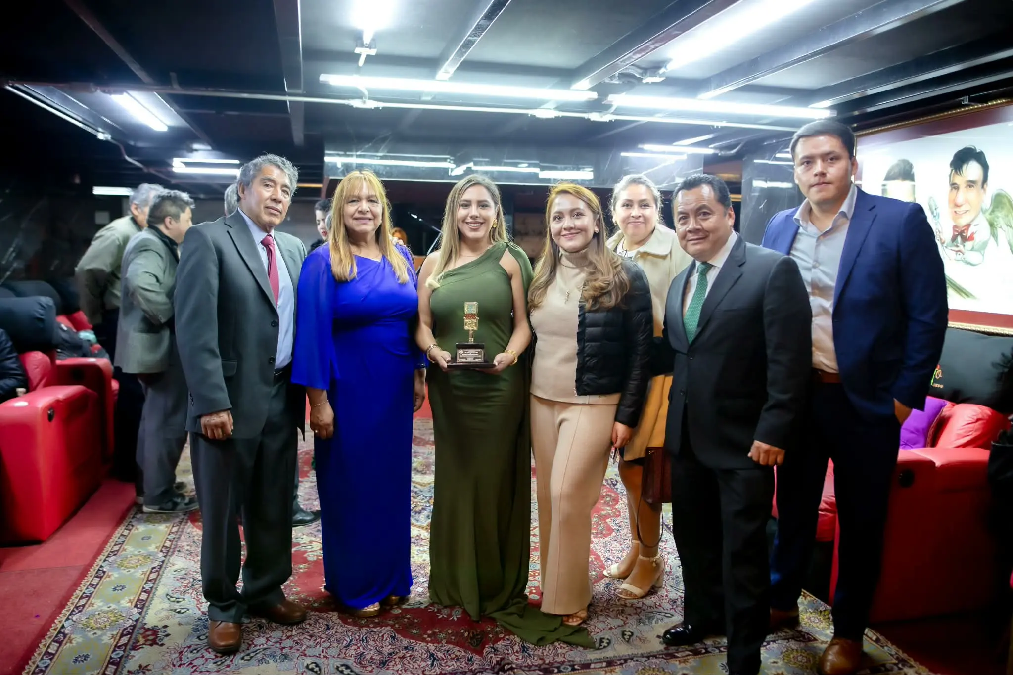 Dayana Pérez Mendoza recibe el Micrófono de Oro Invierno 2025 por su trayectoria y labor social