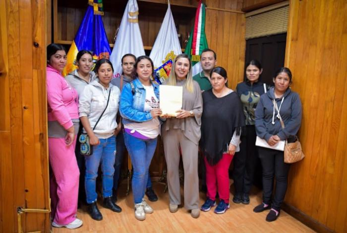Dayana Pérez Mendoza refrenda su compromiso con la educación en Salvador Escalante