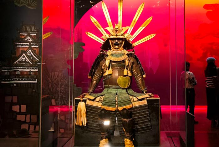De la guerra al videojuego: una exposición separa mito y realidad de los samuráis de Japón