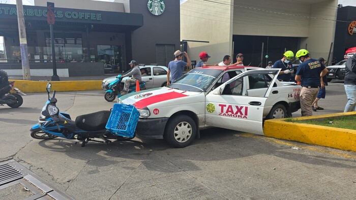 De película, sujeto huye de la policía, roba camioneta y ocasiona choque múltiple en las calles de Zamora