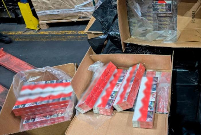 Decomisan 5.8 millones de cajetillas Marlboro y otros cigarros 'pirata' en el AICM