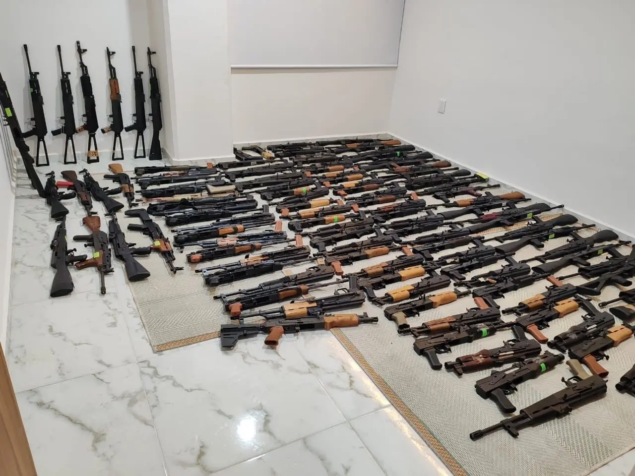 Decomisan arsenal de guerra y más de 400 kilos de marihuana en operativo en Veracruz.