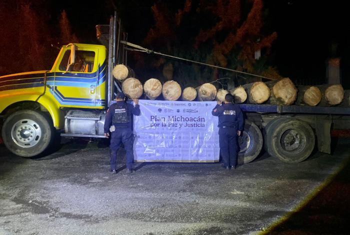 Decomisan camión con madera, grúa y camionetas en Pátzcuaro