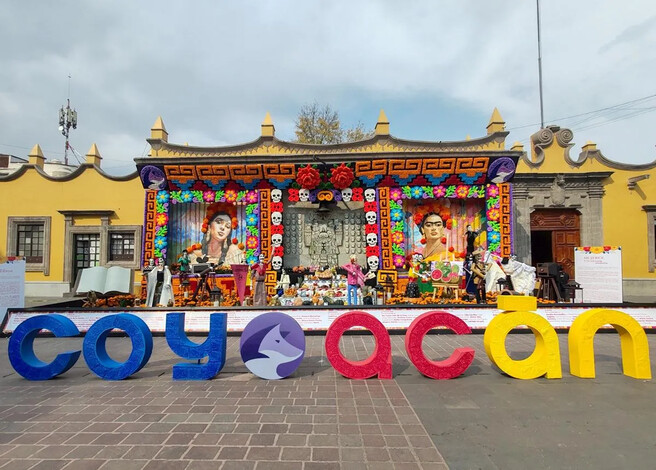 Dedican mega ofrenda de muertos a mujeres, en CDMX