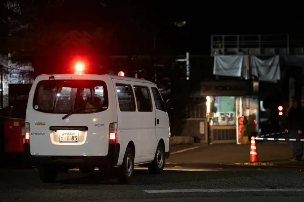 Deja 15 personas lesionadas el apuñalmiento masivo y líquido arrojado en fábrica de Japón