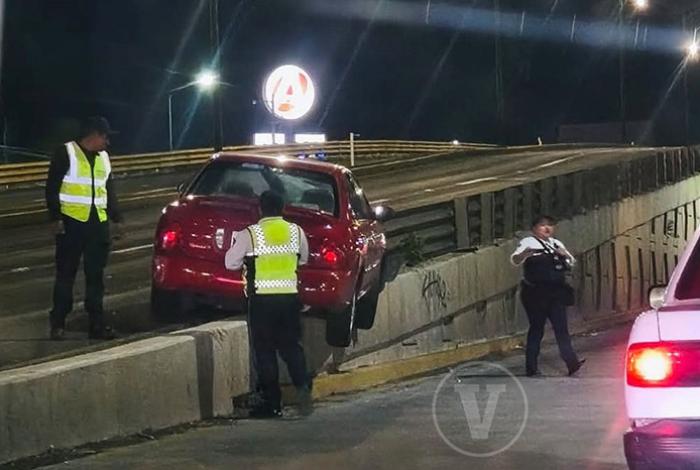 Deja choque de automóvil contra puente a desnivel en Uruapan saldo de tres mujeres heridas