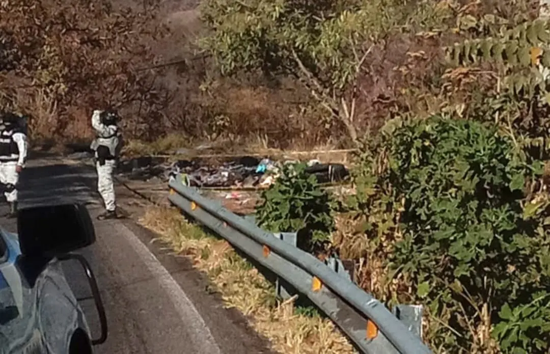 Dejan hombre ejecutado en la carretera Uruapan-Lombardía