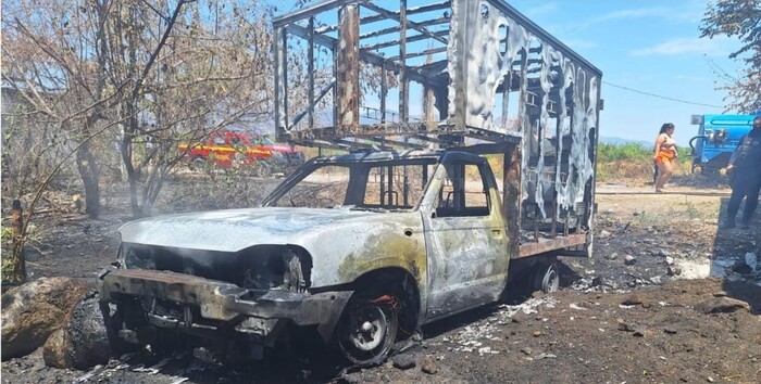 Delincuentes armados asaltan camioneta de reparto y luego la queman, en Apatzingán