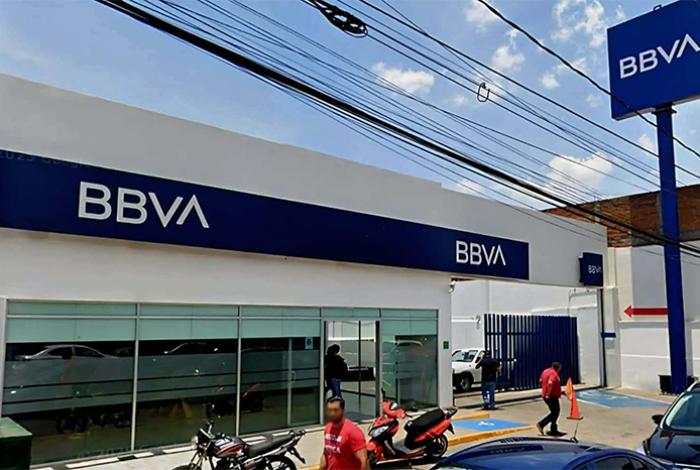 Delincuentes asaltan a cuentahabiente afuera de un BBVA en Morelia