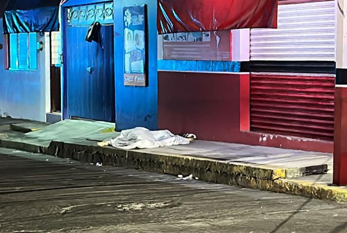 Delincuentes asesinan a un joven en la colonia Morelos, en Uruapan