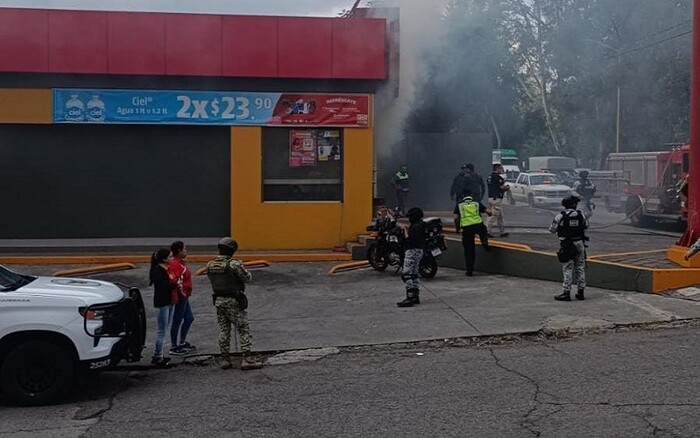 Delincuentes atacan con bombas molotov varios oxxos en Uruapan