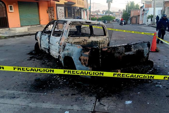 Delincuentes balean y queman camioneta en la colonia Jeroche de Puruándiro