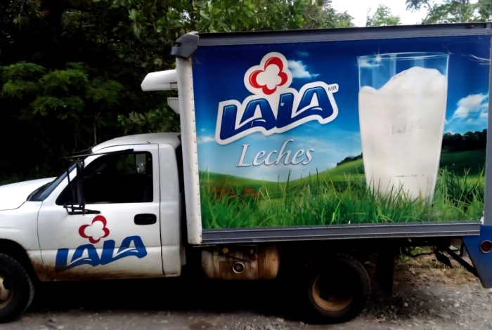 Delincuentes disparan contra camioneta repartidora de lácteos, en un intento de robo