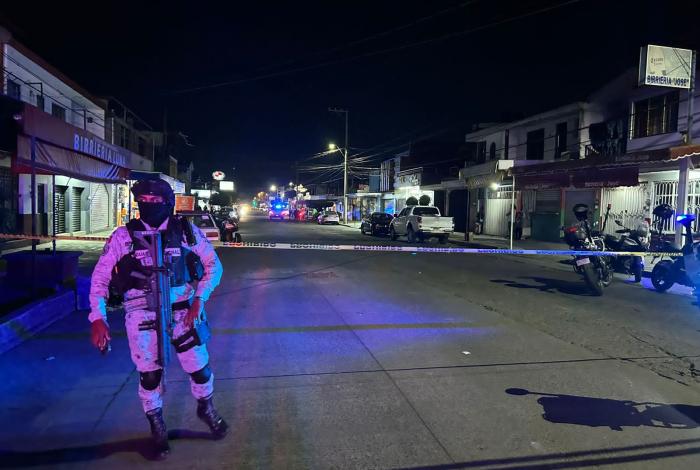 Delincuentes ejecutan a dos hombres en pizzería de la colonia El Colorín, en Uruapan