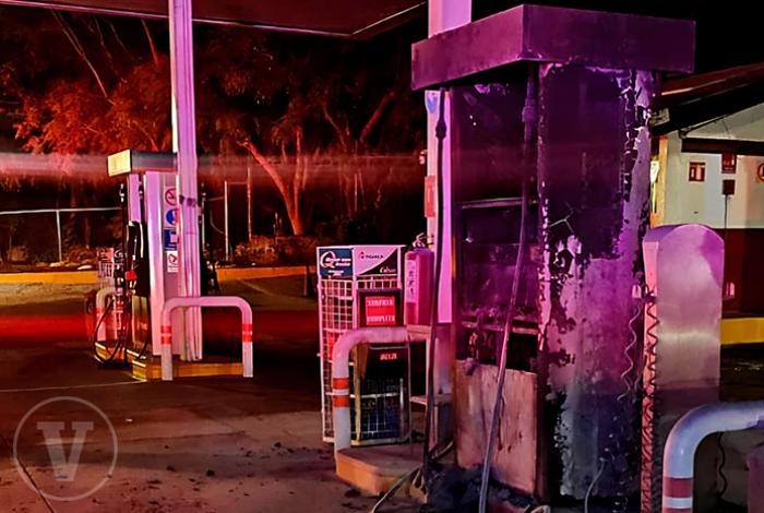 Delincuentes incendian máquina despachadora de combustible y rafaguean OXXO, en Cuitzeo