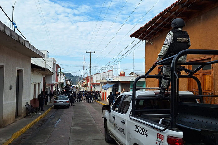 Delincuentes matan a un policía municipal y roban armas de sus compañeros en Tingambato