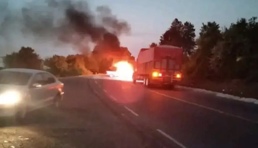 Delincuentes queman un auto en la carretera libre Pátzcuaro – Uruapan