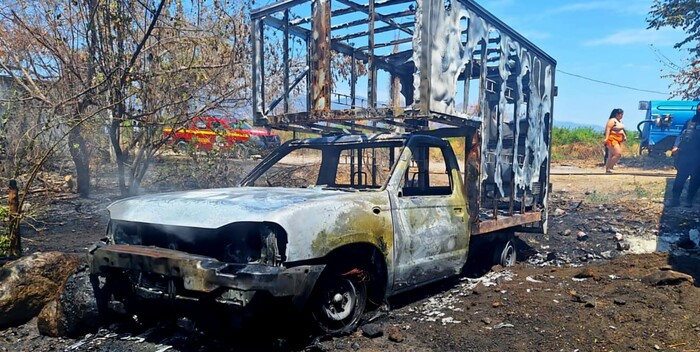 Delincuentes roban camioneta repartidora y la incendian en Apatzingán