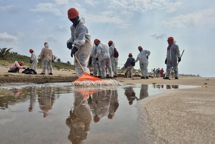 Derrame de hidrocarburo en Golfo de México inició en Cantarell; separan a 3 funcionarios