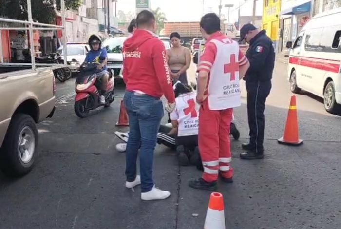 Derrapa motociclista en la avenida Michoacán y accidentalmente lo atropella una camioneta, en Morelia