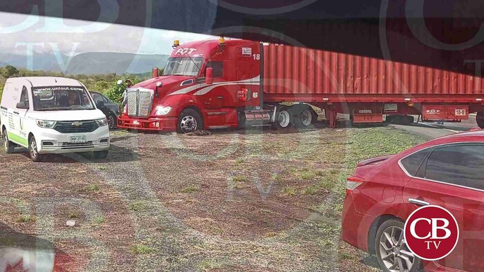 Derrape de tráiler genera cierre en la Siglo XXI