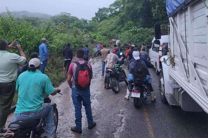 Derrumbe de ladera bloquea la carretera Tzitzio-El Limón de Papatzindán