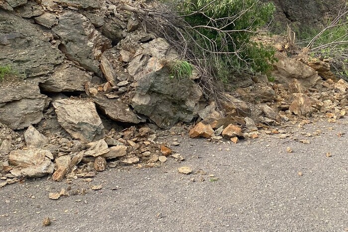 Derrumbe en la carretera Tumbiscatío-Los Olivos afecta un carril