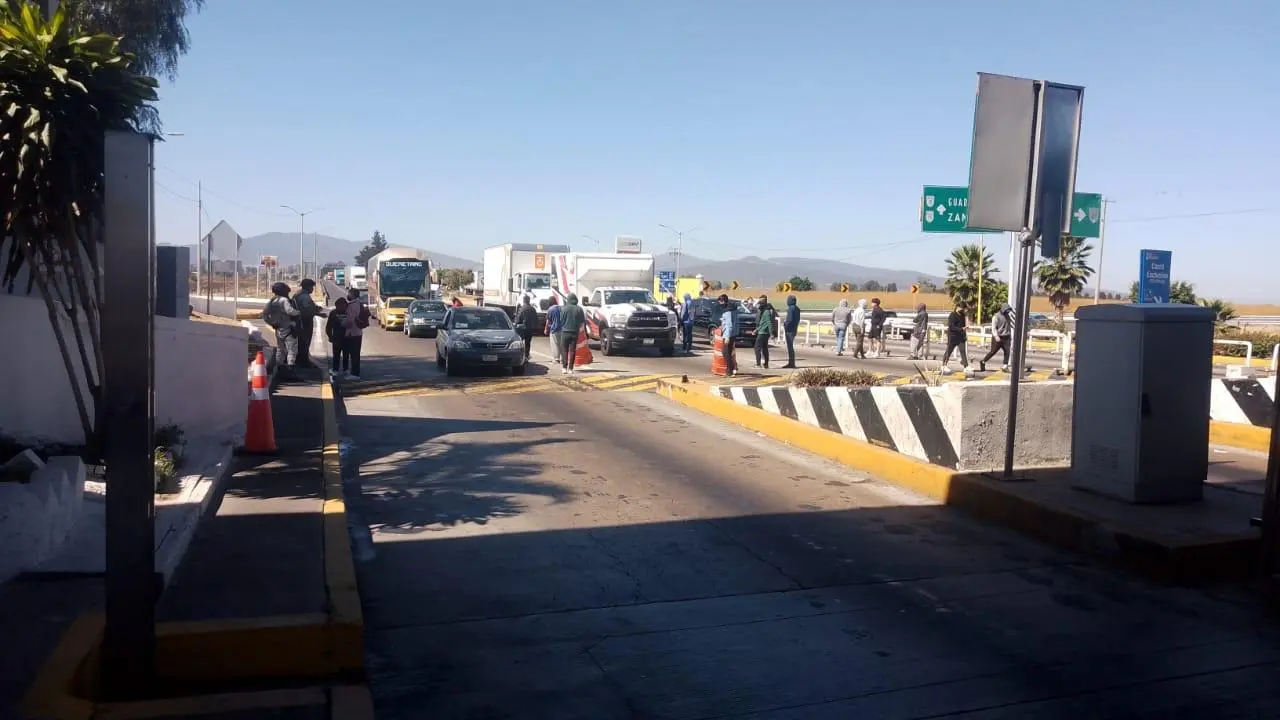 Desaloja seguridad de la Autopista de Occidente a presuntos normalistas en la caseta de Panindícuaro