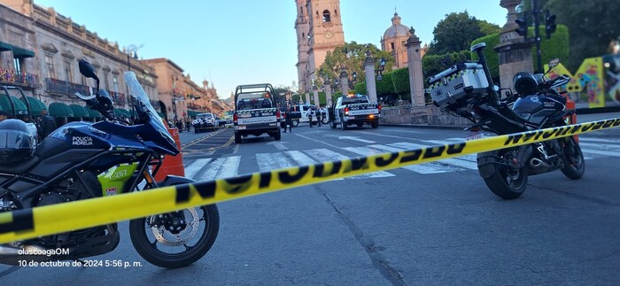 Desarma a mujer policía y se dispara